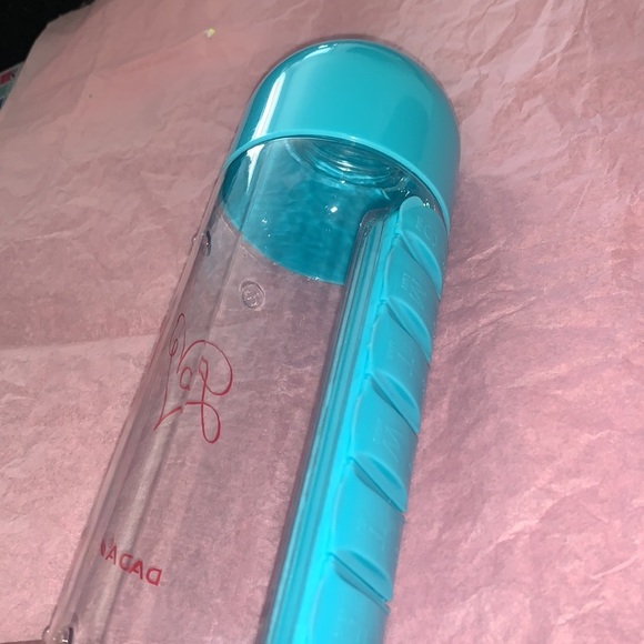 Water bottle that holds medicine pills with days - Picture 7 of 8